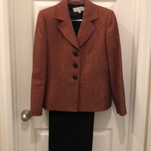 Stunning like- new pants suit